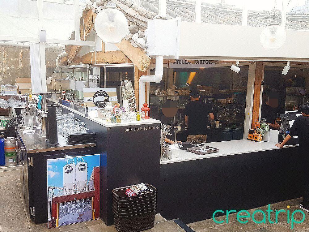 ELLIE咖啡廳戶外庭院與美麗的韓屋設計，提供悠閒氛圍