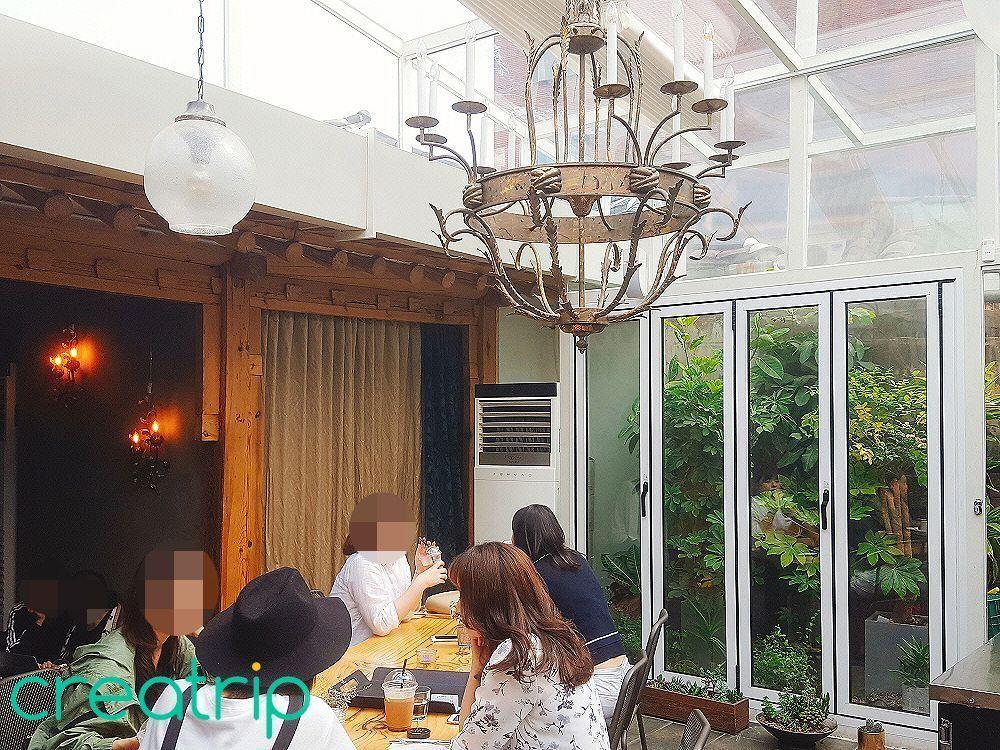 以韓屋改造的ELLIE咖啡廳，現代與傳統相融合的裝潢風格