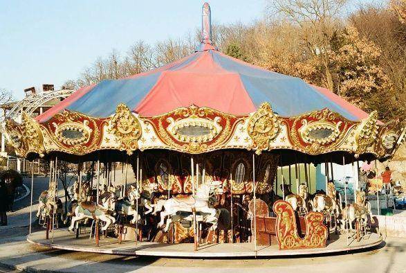 서울의 폐기된 놀이공원 용마랜드에서 촬영된 회전목마 이미지입니다.