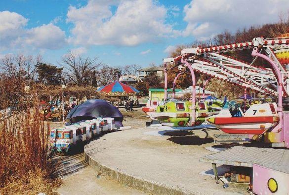 용마랜드의 다양한 놀이기구가 있는 놀이공원 풍경 이미지입니다.