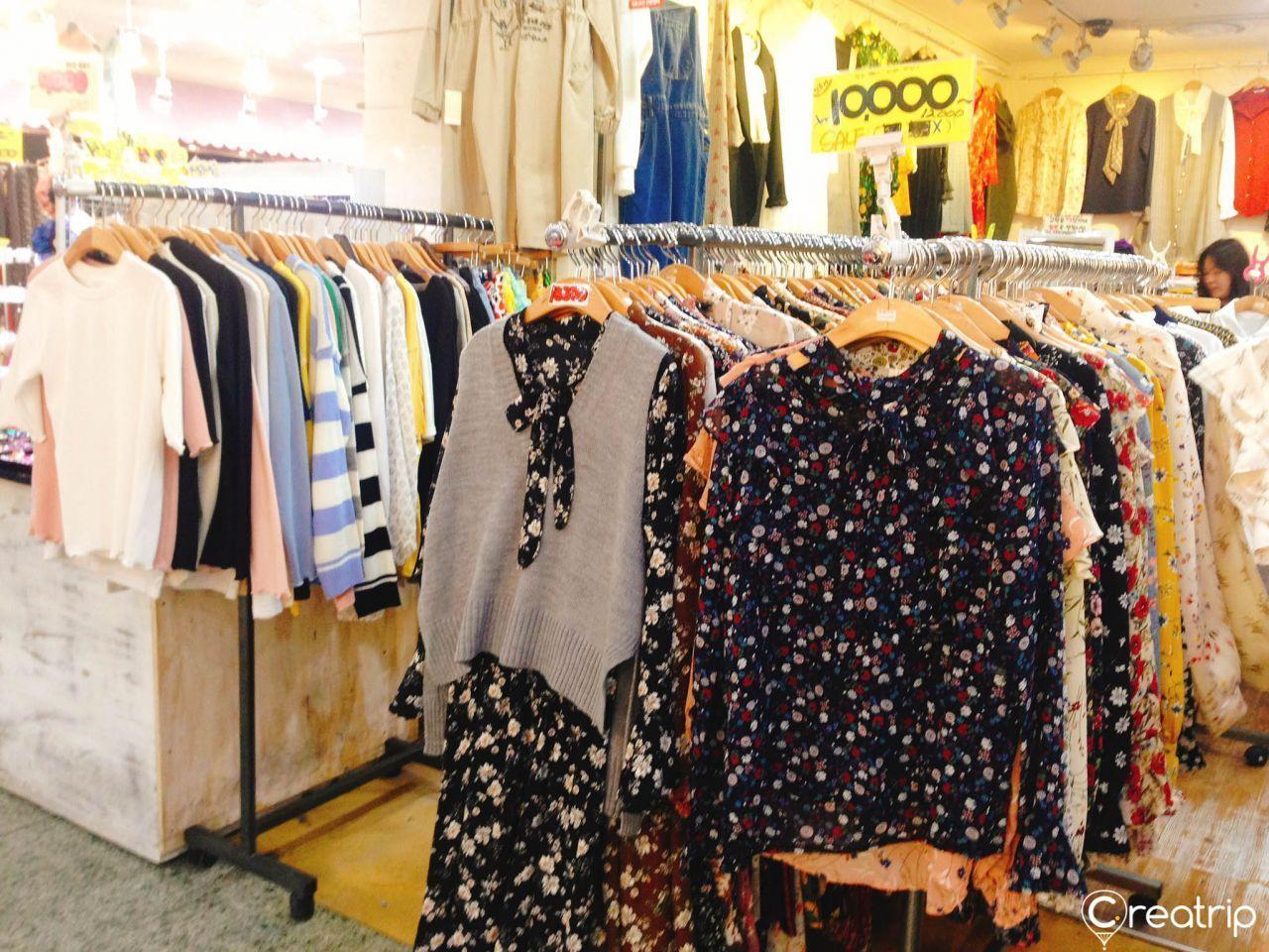 高速巴士轉運站地下商街內色彩斑斕的服飾陳列，吸引路人駐足。