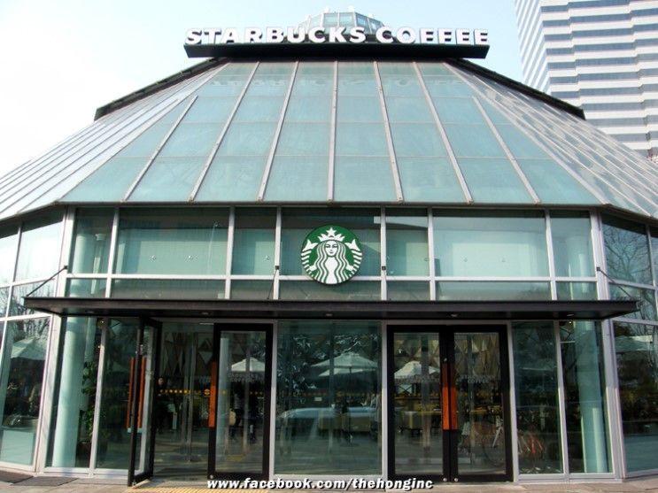 首爾地鐵高速巴士轉運站旁的Famille Park星巴克，玻璃外牆讓光線自然湧入。