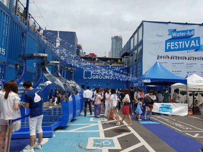 서울 커먼그라운드의 활기찬 쇼핑과 이벤트가 펼쳐지는 모습 이미지입니다.