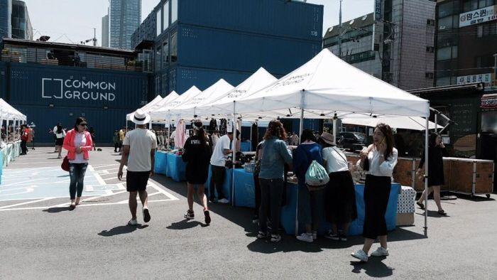 서울 커먼그라운드에서 열린 야외 이벤트와 마켓의 모습 이미지입니다.