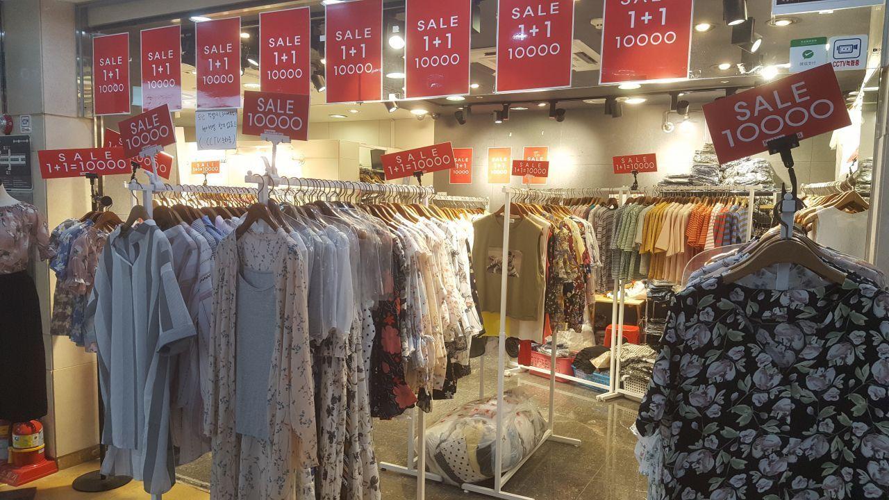 高速巴士轉運站地下商場的流行服飾店，正在進行1+1促銷活動。