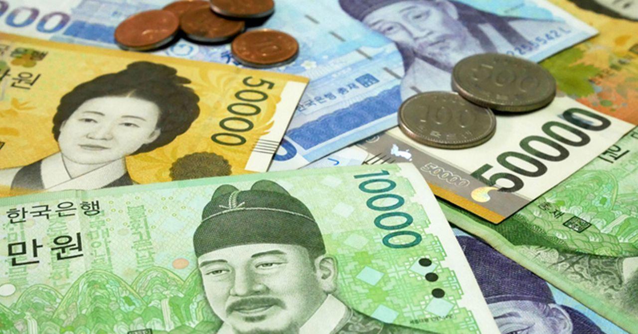 韩国的纸币和硬币特写画面，展示了韩国的货币体系与经济概况。