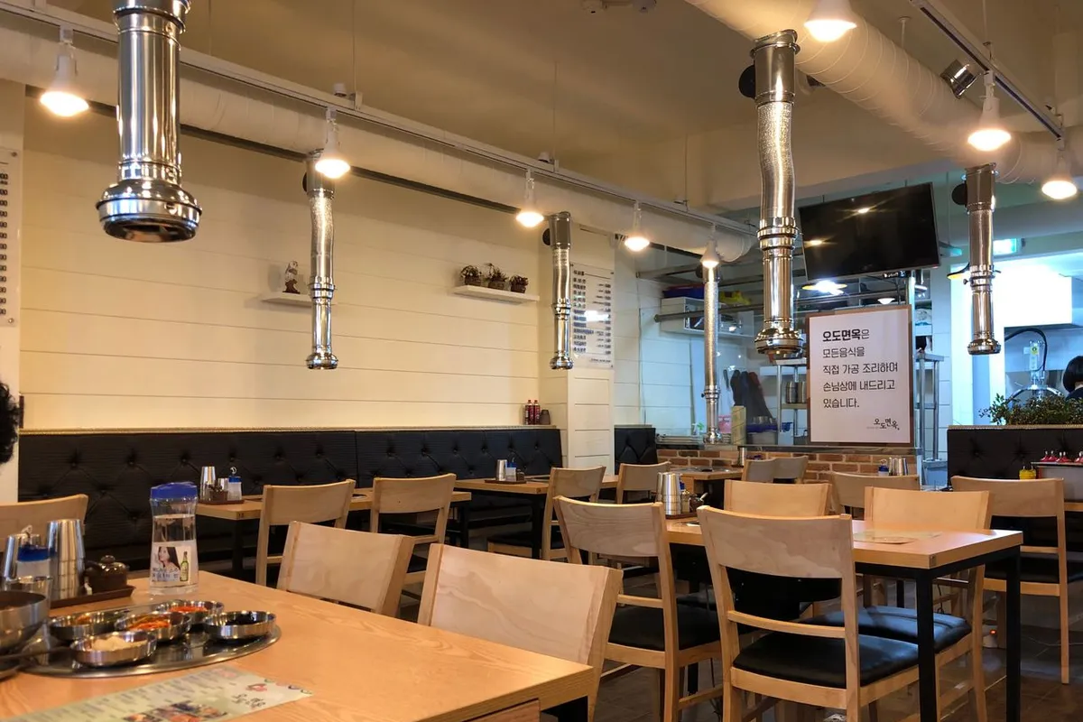 オドミョノクの料理とセッティングされたテーブル