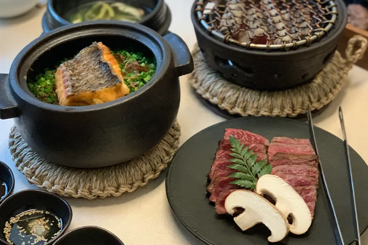 首爾乙支路韓唵銅餐廳的韓牛炭火燒烤和鯛魚釜飯，展示了新鮮的韓國烹飪技術，結合當地傳統與現代設計的餐廳室內裝飾。