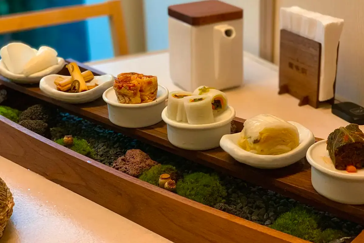 乙支路知名韓牛餐廳的火爐炭燒韓牛和鯛魚釜飯，韓國精緻味道的最佳例證。配搭的韓式小菜在鯛魚釜飯旁增添傳統氣氛。