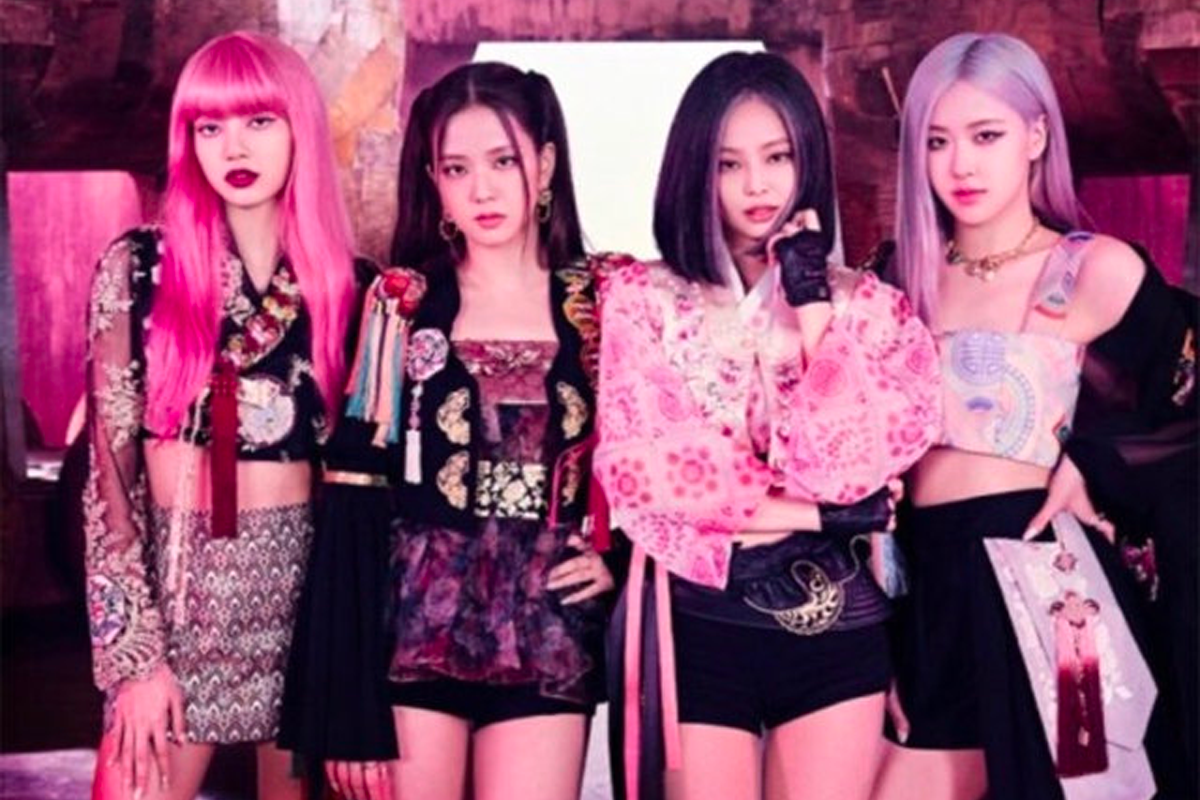 穿著創意服裝的四位組合成員，韓國潮流時尚穿搭展示。