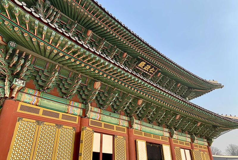 韓服姿の観光客、北村の伝統的なたたずまい