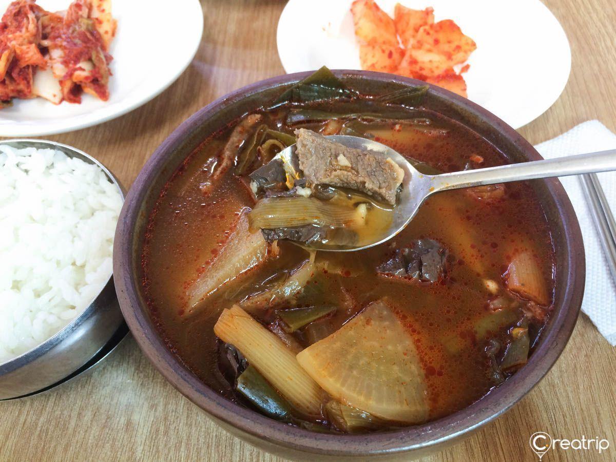 國一牛骨湯飯的上湯，鮮美牛肉與傳統韓式小菜的完美搭配，呈現美味韓國料理。