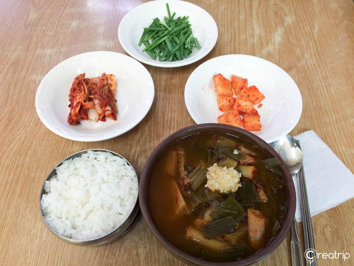 大邱市知名餐廳國一牛骨湯飯，經典韓國美食，濃鬱湯底配上新鮮食材。