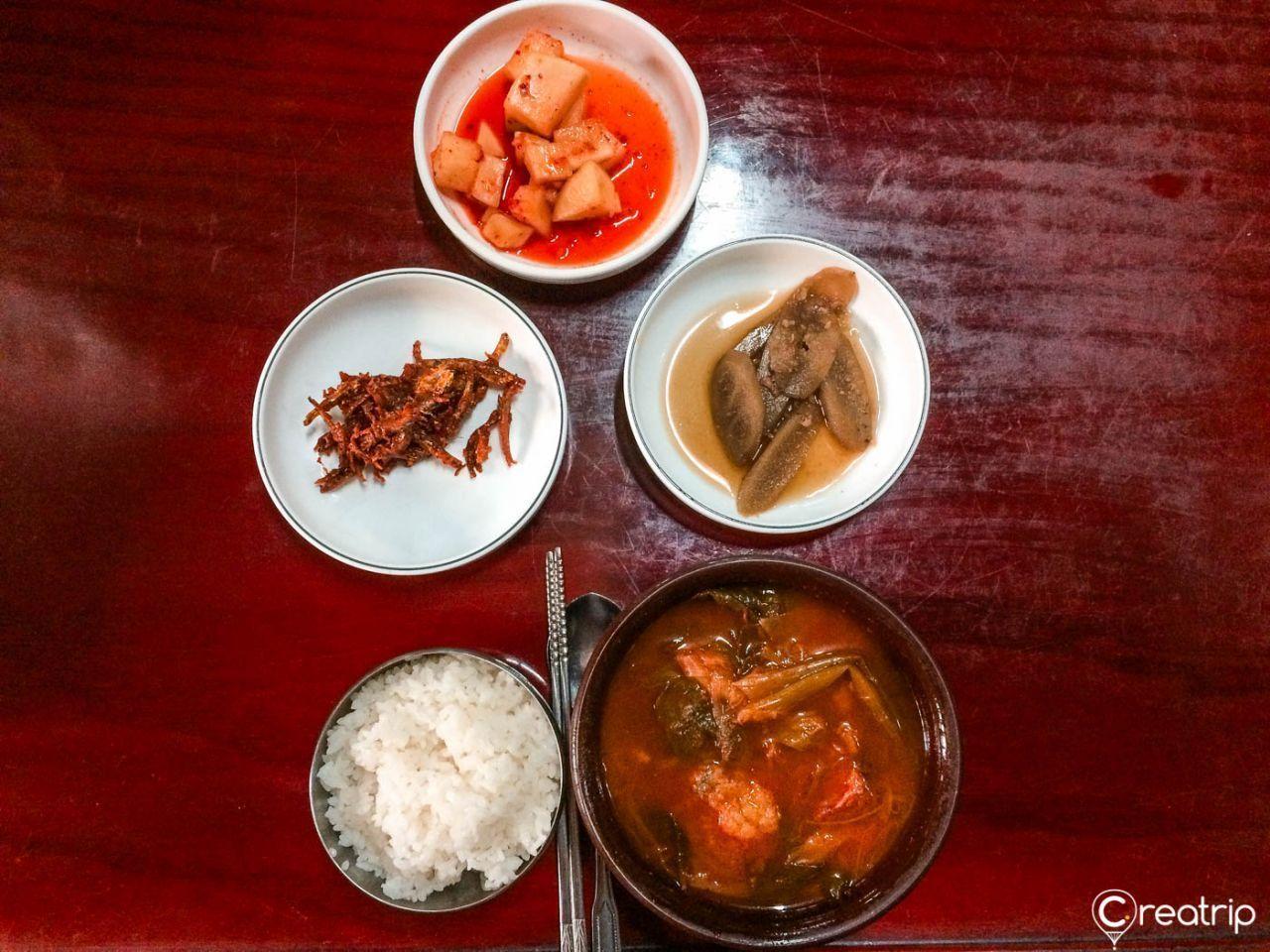 大邱長衚衕餐廳的傳統室內裝潢，讓顧客彷彿置身於韓國古代氛圍中。