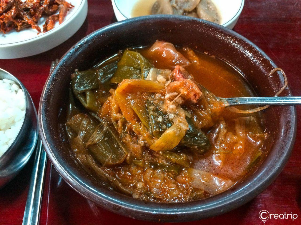 大邱長衚衕裡的韓式辣牛肉湯，具濃鬱的辣味和牛肉的鮮甜，使人一試成主顧。