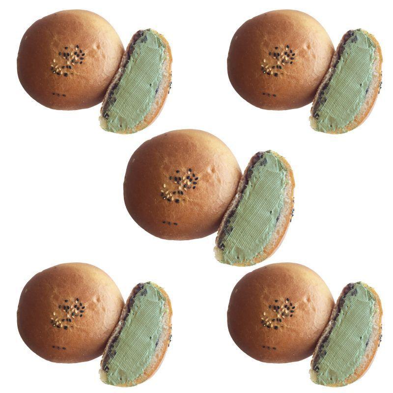 近代衚衕麵包的內陷，滿滿的紅豆與奶油，讓人一嚐留下深刻印象。