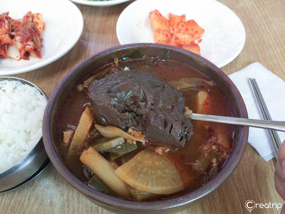 國一牛骨湯飯店的歷史悠久標識，強調其傳統和持久的韓國料理魅力。