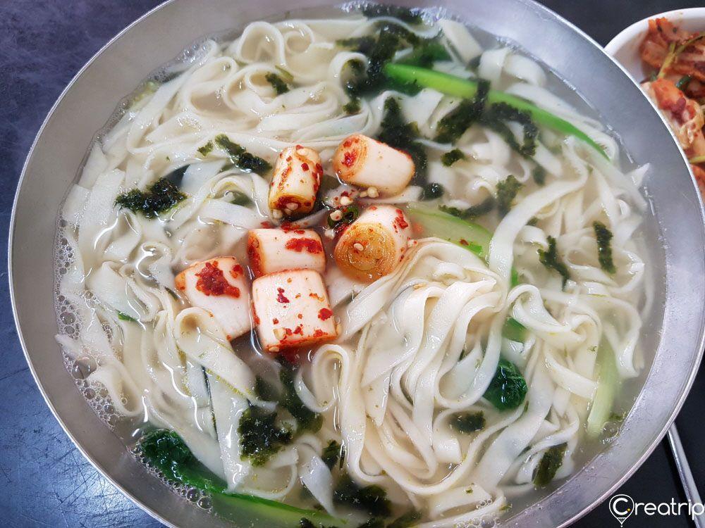 元祖刀削麵店的美味麵條，搭配鮮美的韓式泡菜，讓人垂涎欲滴。