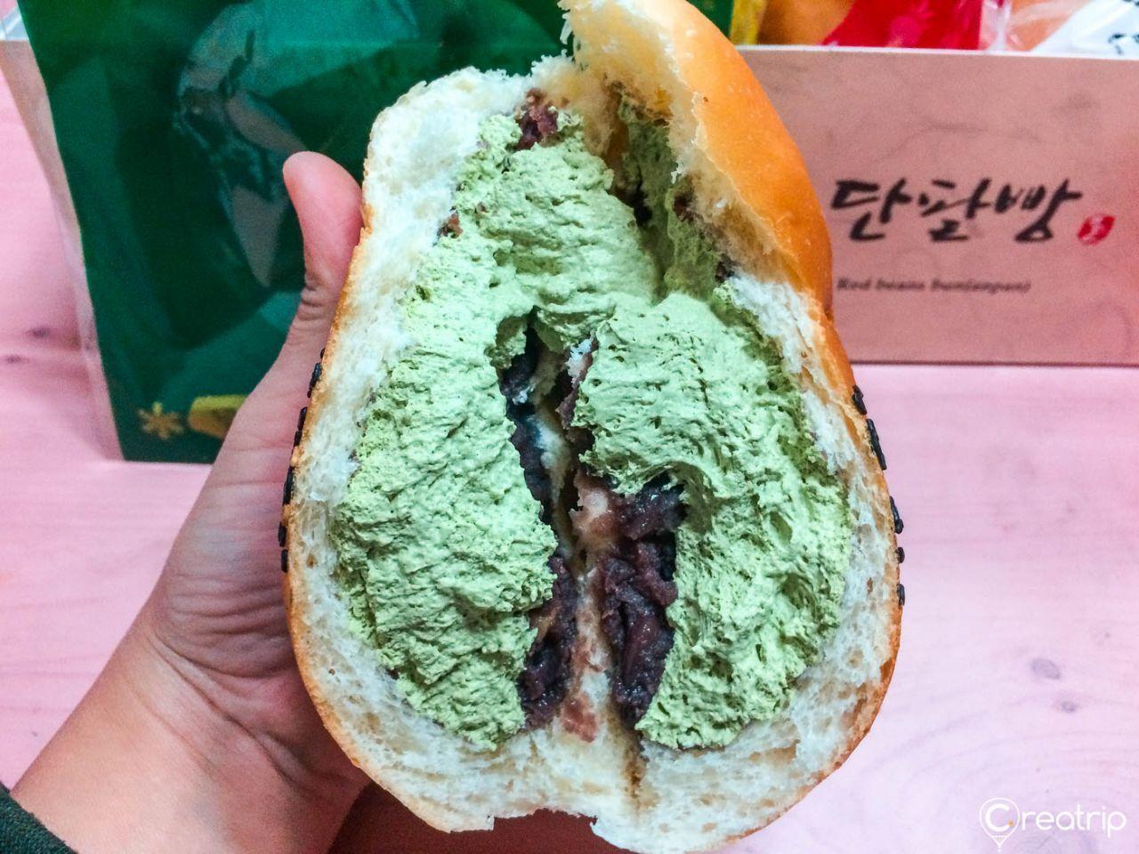 近代衚衕麵包店的標誌性商品，紅豆內餡飽滿，深受韓國當地居民的喜愛。