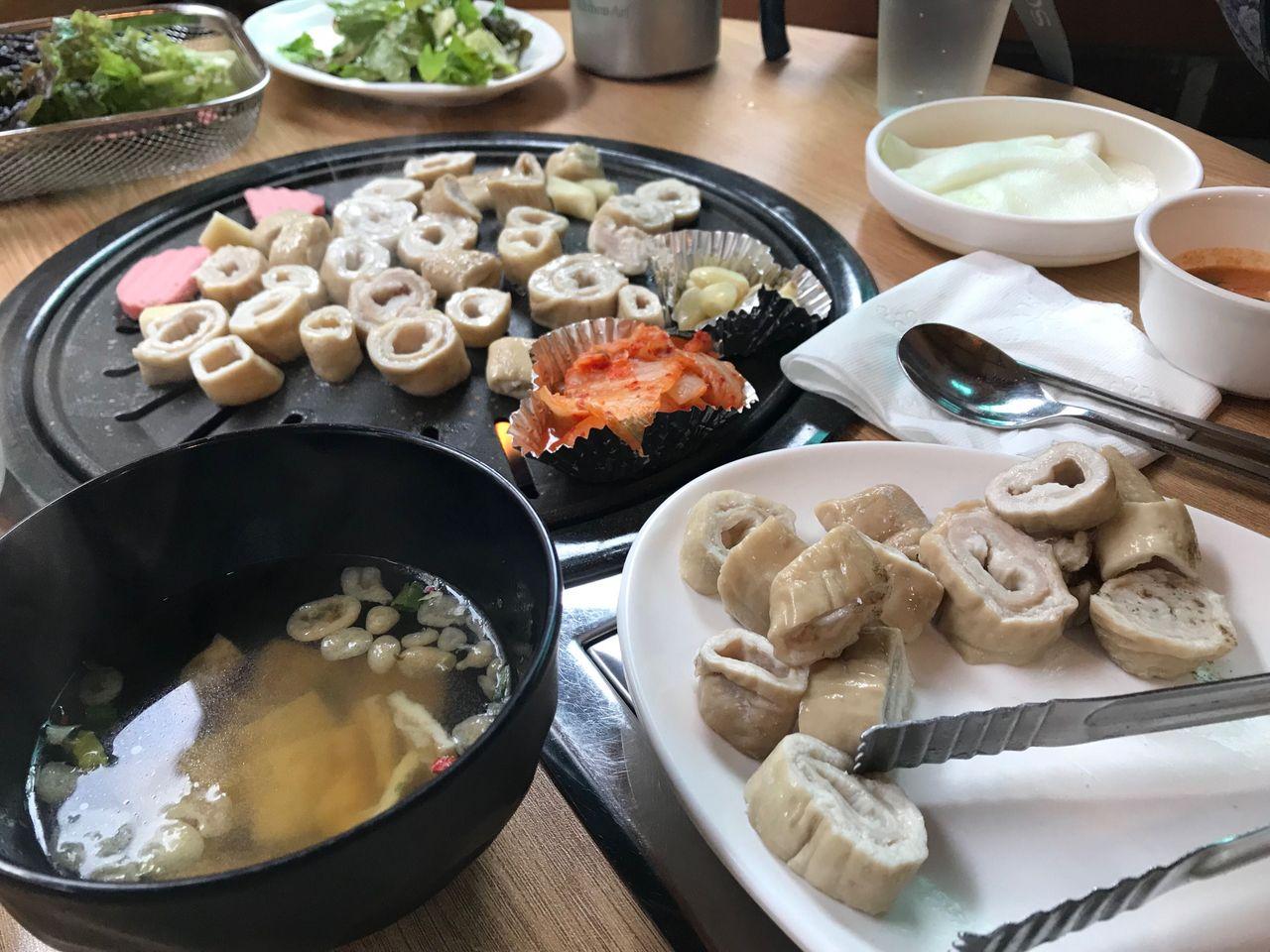 韓國大邱八公烤腸店內景觀與新鮮準備的烤腸，是品嚐韓式烤腸的理想去處。