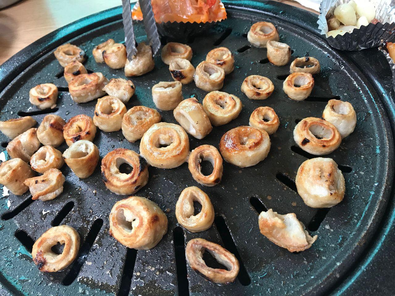 韓式烤腸在烤盤上滋滋作響，充滿醬香與肉香的完美烤肉體驗。