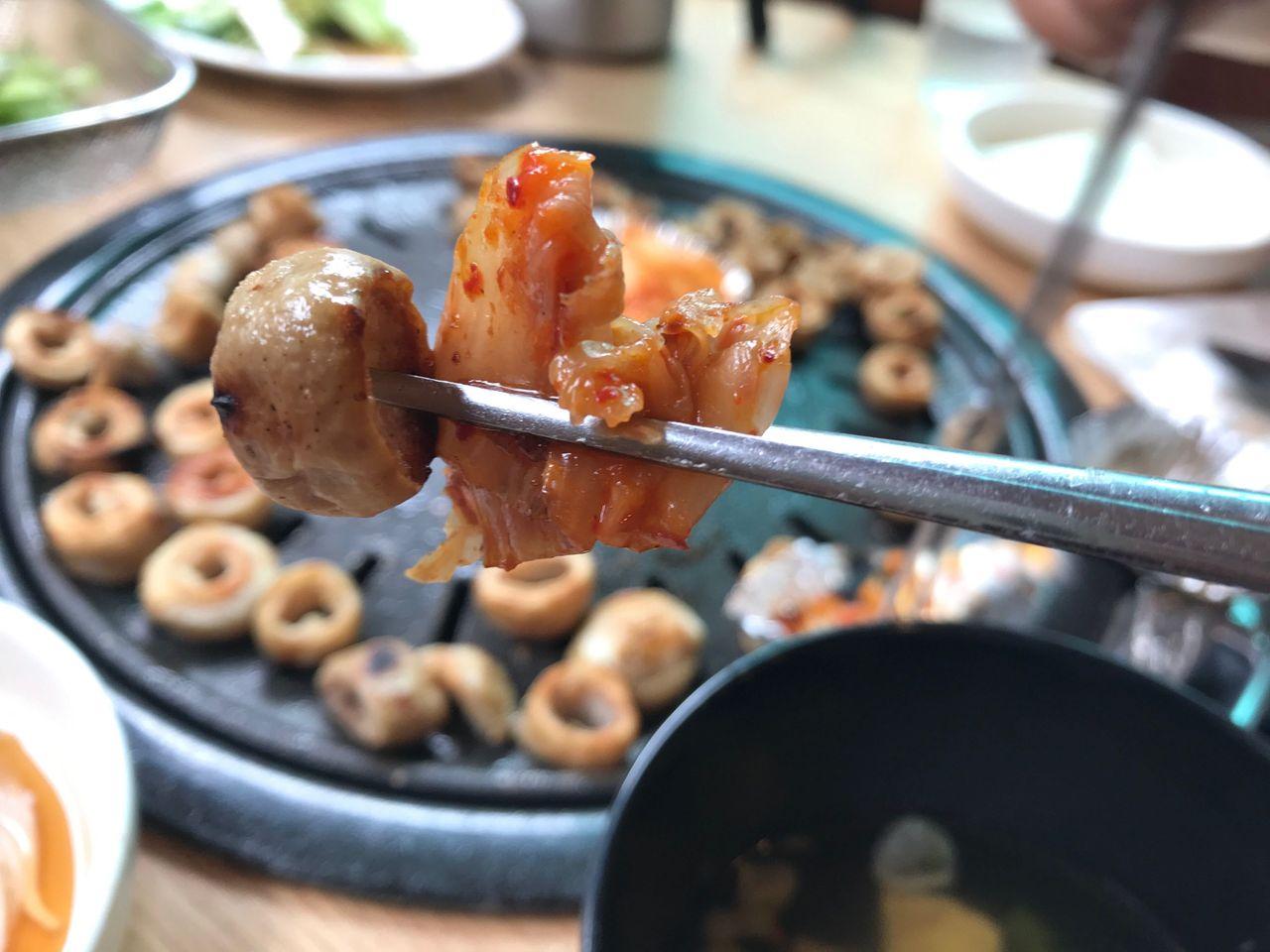 金黃色烤腸與鮮蔬，色香俱佳，是品鑒韓式料理的絕佳選擇。