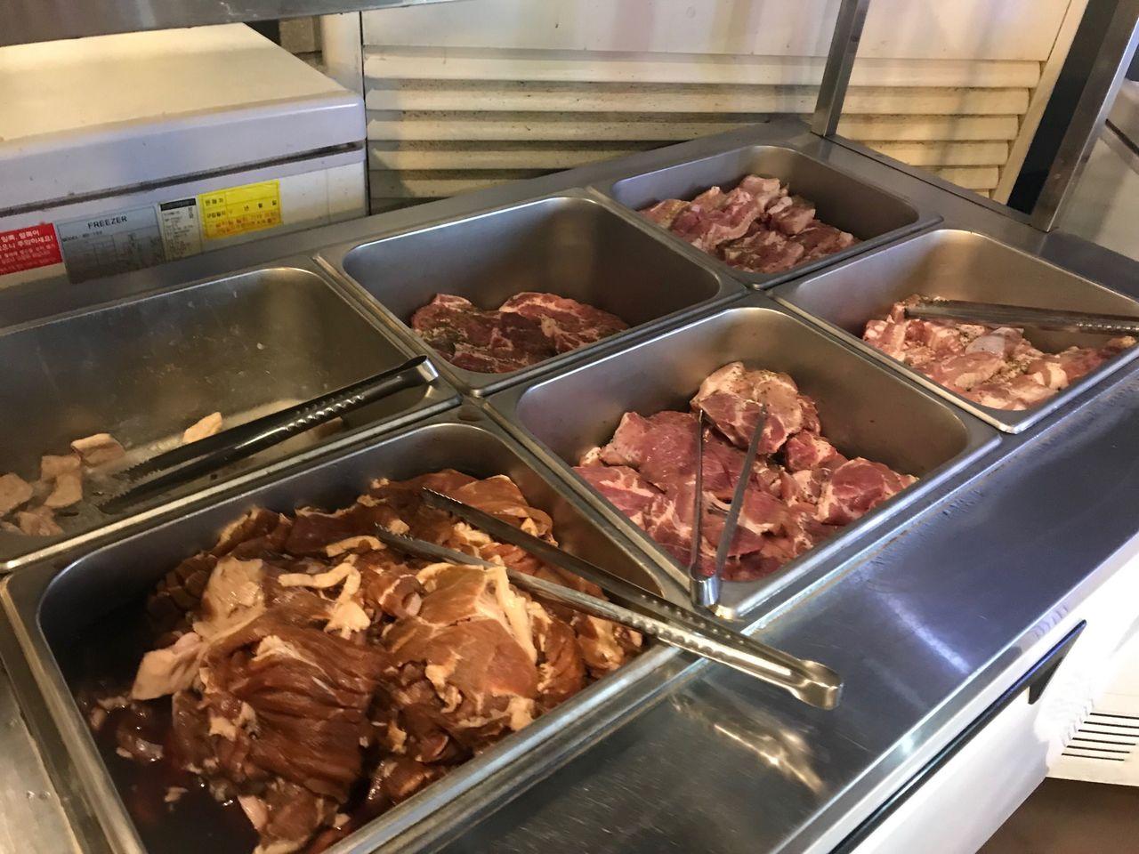 通大通三燒肉店內的肉類自助區，各種豬肉與牛肉可供選擇，讓顧客沉浸在韓國燒烤的魅力中。