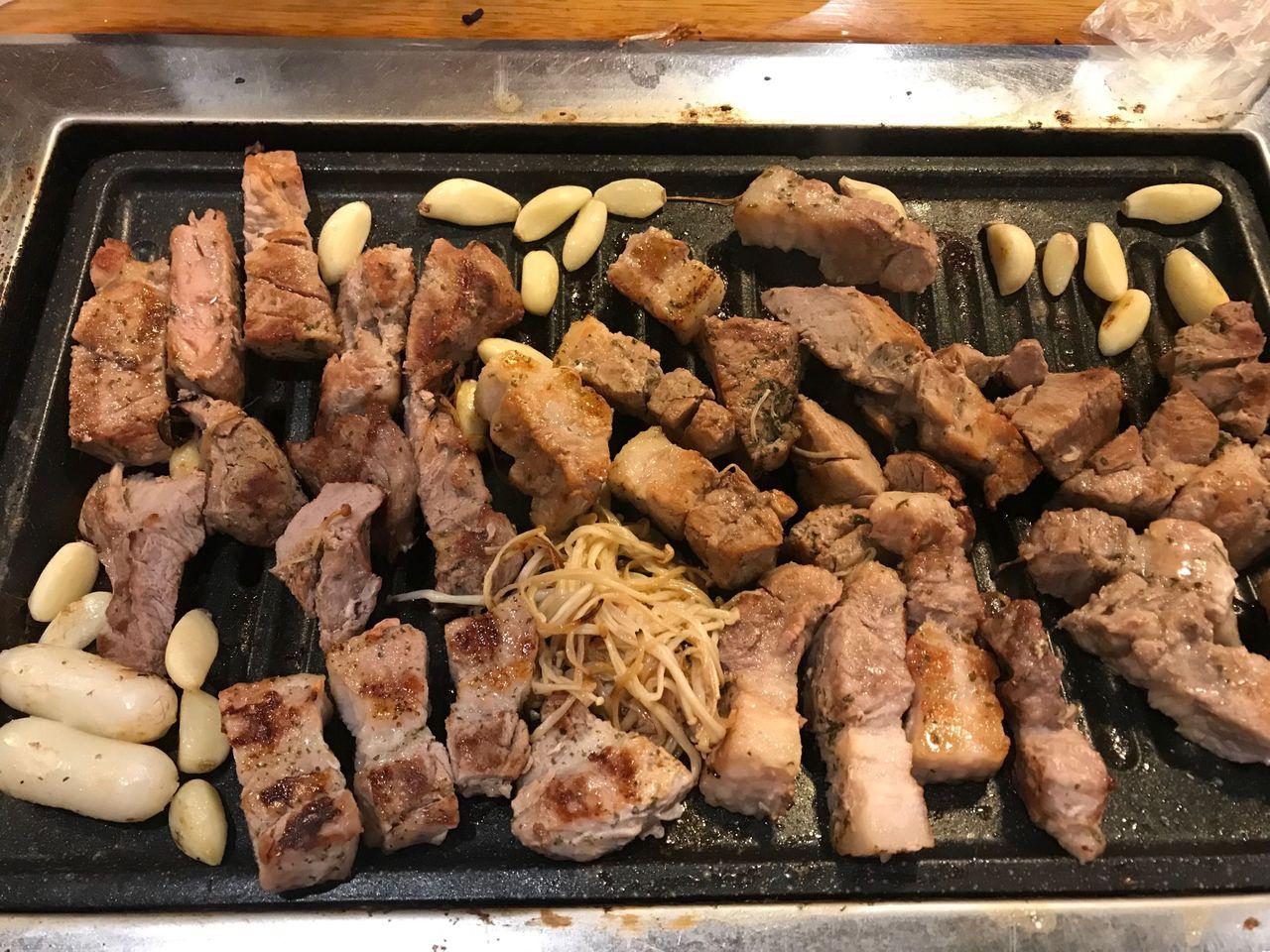 通大通三燒肉店的燒烤牛肉與豬肉，搭配韓國傳統泡菜，展現出色的料理技巧。