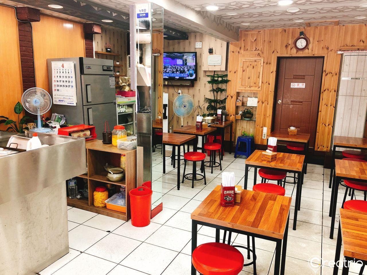 大邱名家韓式小食店的室內環境，簡約設計與木質元素讓人感到温暖和舒適。