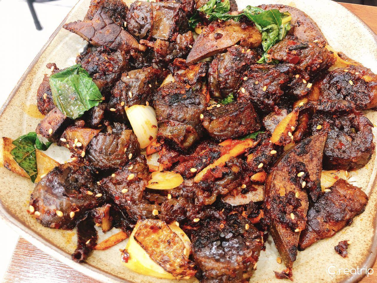 大邱名家韓式小食招牌菜辣炒血腸，豐富食材與勁辣口感吸引韓國美食愛好者。