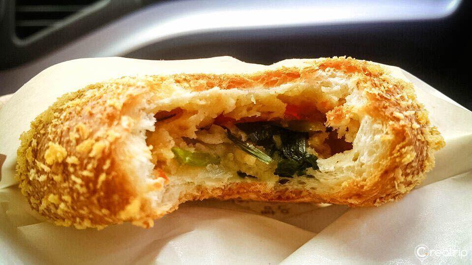 三松麵包店的豐富多樣商品選擇，是甜點愛好者的天堂。