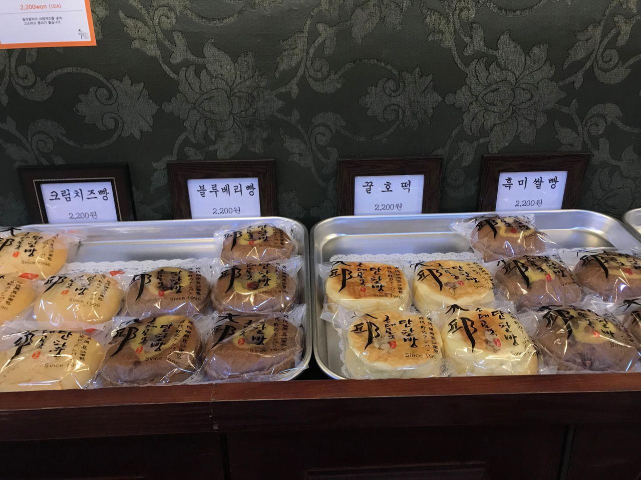 近代衚衕紅豆麵包的入味內餡，搭配柔軟的麵包外殼，是韓國休閒小吃的完美選擇。