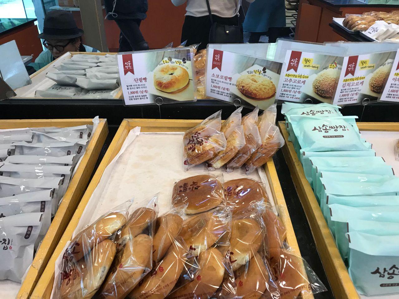 三松麵包店內的紅豆麵包，經典又受歡迎的選擇，甜美又豐富。