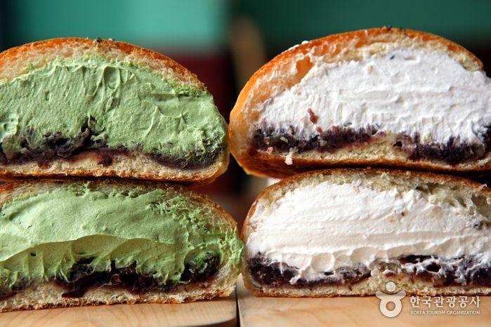 近代衚衕麵包店的受歡迎麵包選擇，從傳統紅豆到創新抹茶口味任君挑選。