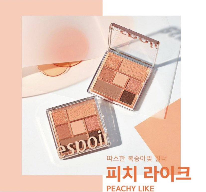 Палетка теней для век 'Peachy Like', представляющая живую и игривую атмосферу косметики в стиле K-beauty.