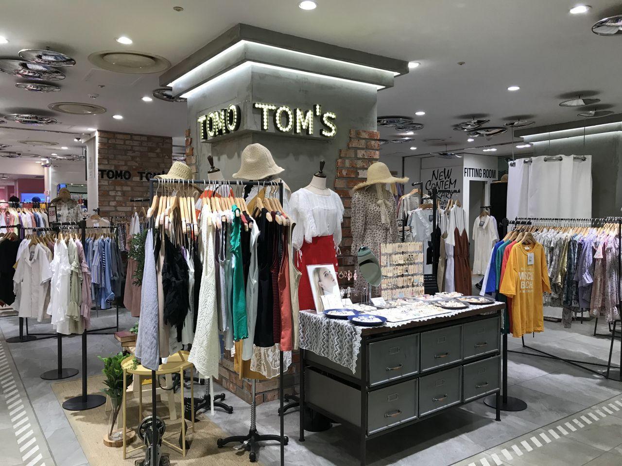 ร้าน Tomo Toms ในเมียงดง, เสื้อผ้าแฟชั่นผู้หญิงสุดชิคและเครื่องประดับของร้าน Tomo Toms เมียงดง