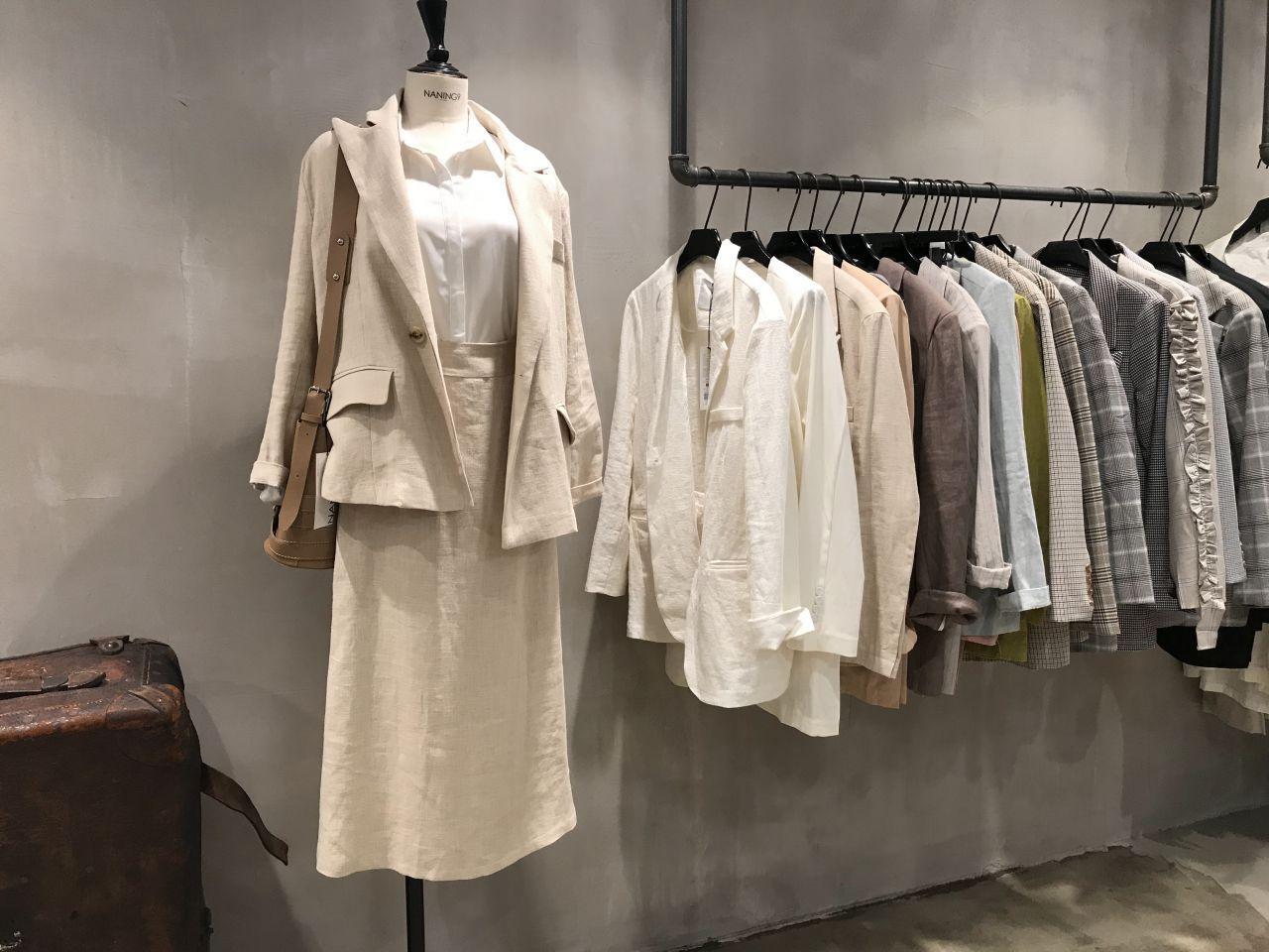 ชุดสูทผ้าฝ้ายที่ร้าน NANING 9 ในเมียงดงบูติกเสื้อผ้าธรรมชาติ