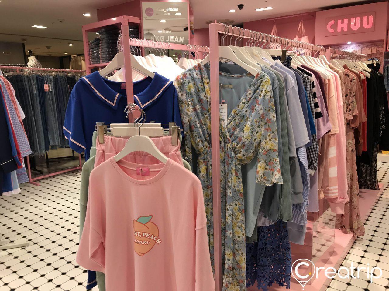 มุมเสื้อผ้าสดใสของร้าน CHUU ที่เมียงดงพร้อมเสื้อและชุดเดรสที่มีธีมลูกกวาด