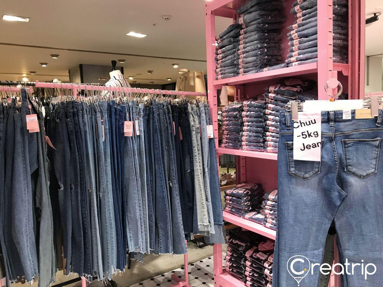 กางเกงยีนส์ -5kg ของ CHUU ที่โด่งดัง ตั้งอยู่ในร้านเมียงดง