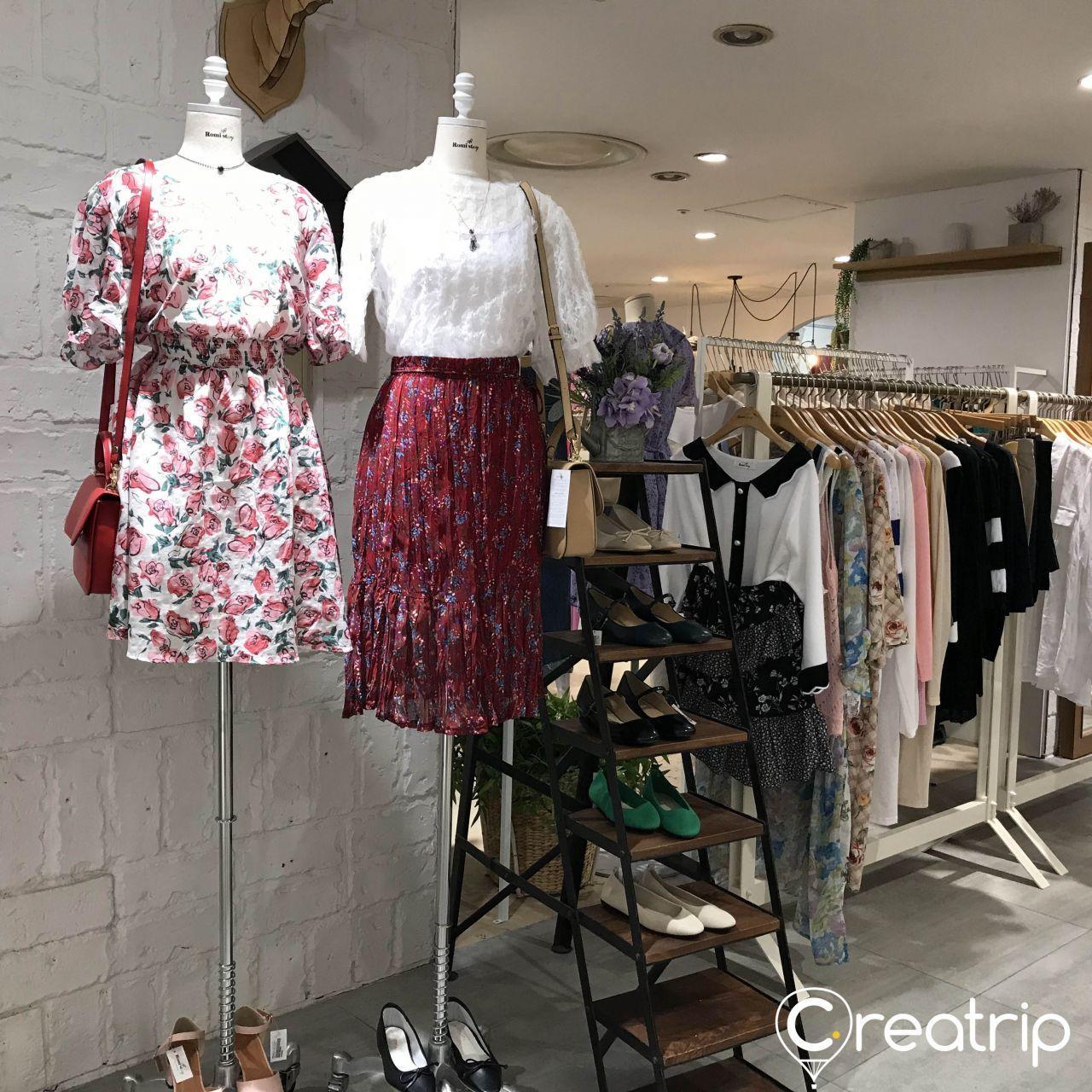 เดรสลายดอกไม้แสนหวานและฟุ้งฟริ้งติดตั้งที่ร้าน ROMI STORY ในเมียงดง