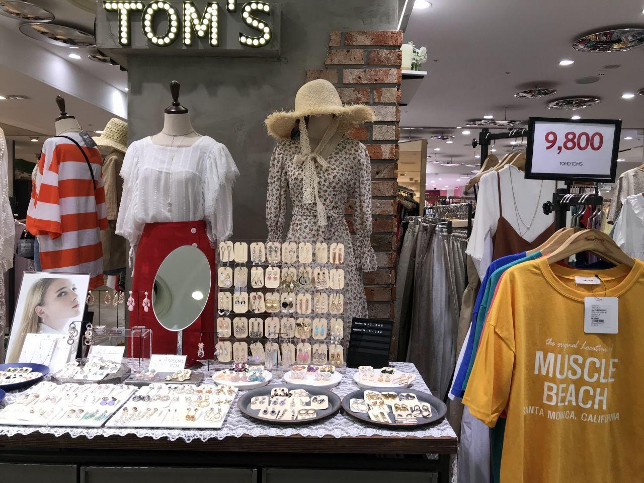 บูติก Tomo Toms ที่เมียงดงพร้อมเสื้อผ้าหลากหลายสไตล์และเครื่องประดับที่มีเสน่ห์