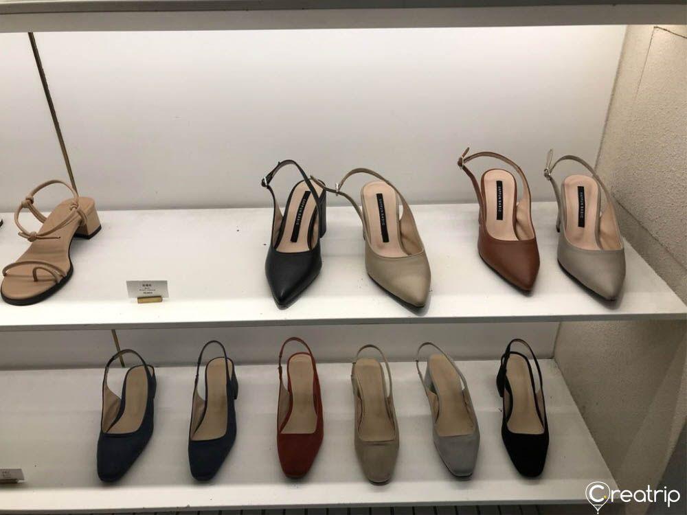 各式各樣的色彩繽紛平底鞋展示，包括紅色、白色、粉色等，豐富顏色選擇適合不同場合。