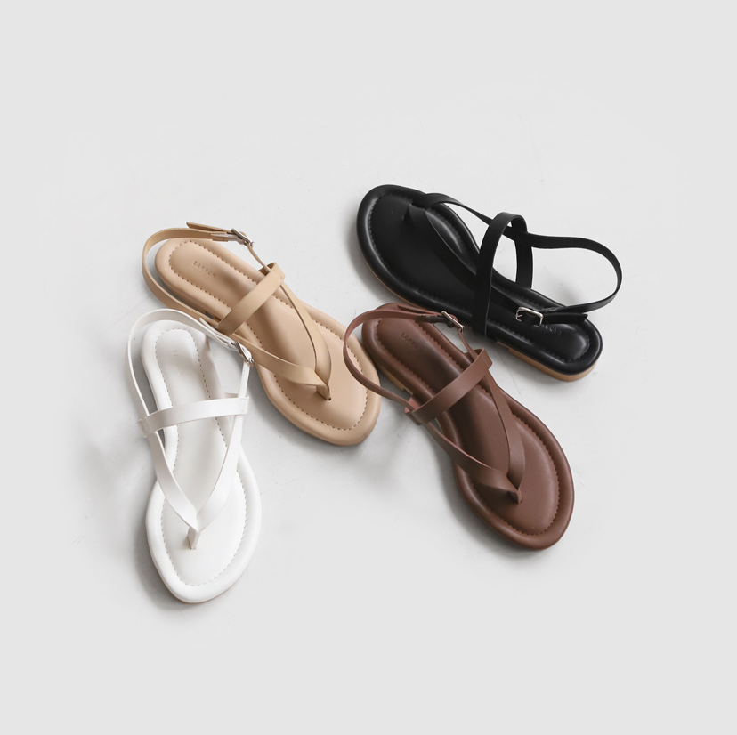 Set of four different colored flip-flop sandals, featuring SAPPUN's variety and casual comfort for everyday wear.