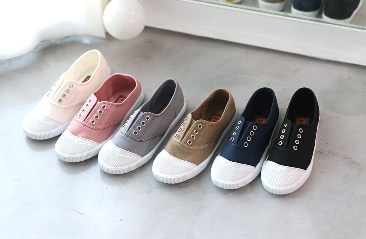 Casual sneakers in pastel and neutral tones from VANILLASHU, perfect for sporty and relaxed outings.