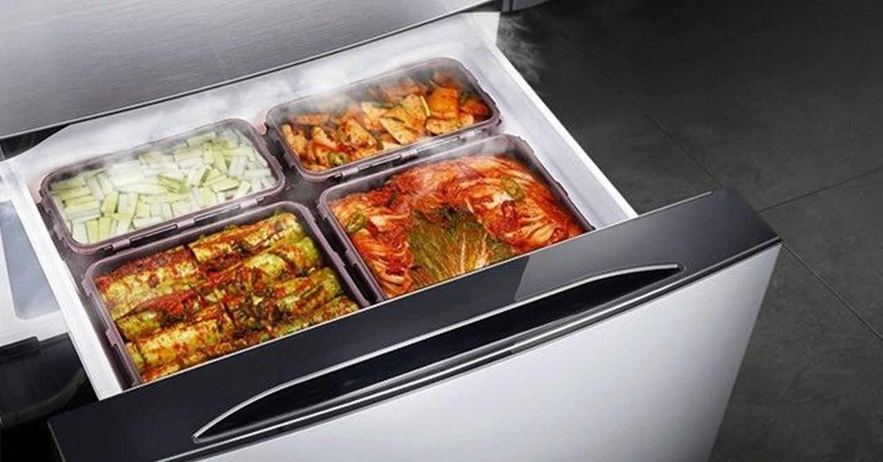 打開的泡菜冰箱內部，顯示鮮艷的韓國泡菜，用適宜温度保存。