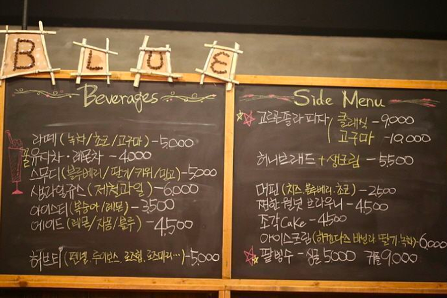 臺北地區網紅咖啡廳展示出不同韓國菜單的照片，提供中韓文對照，讓遊客能輕鬆點選韓國咖啡廳菜式，特別是經典的韓國人愛用術語解釋。