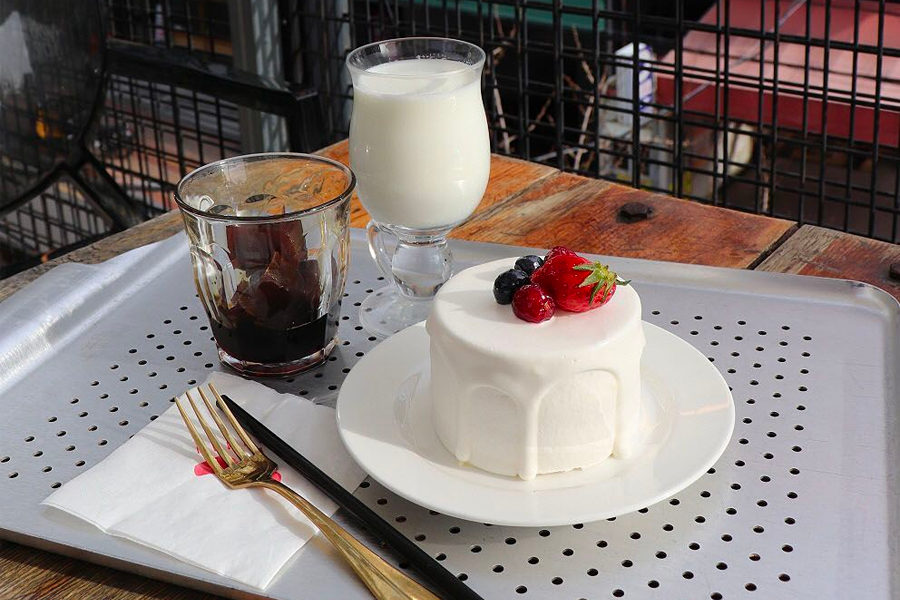 韓國咖啡廳的茶類及果汁菜單，以韓文展示多樣珍藏品項如홍차、밀크티與레몬에이드，搭配中韓轉寫並附帶便利的發音指導。