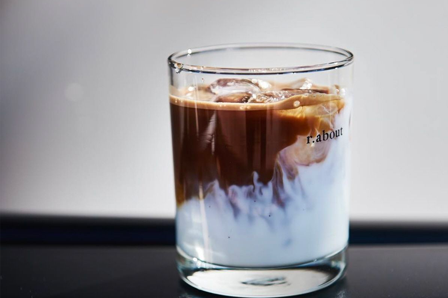 韓國著名咖啡廳的咖啡類菜單，以韓文展現多類經典咖啡品項如아메리카노和카페라떼，並提供中文與發音翻譯，幫助遊客點餐無障礙。