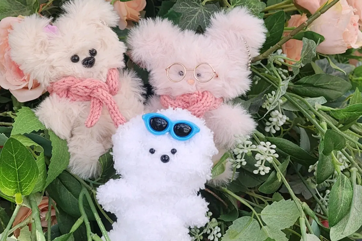 毛毛鐵線公仔DIY體驗展示台上可愛的小熊公仔，適合作為旅行紀念品或禮物。