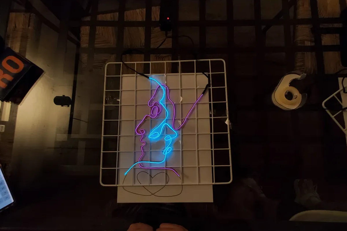 Colorful neon art creation presented in Korean DIY workshop, highlighting abstract design skills using electric light.
